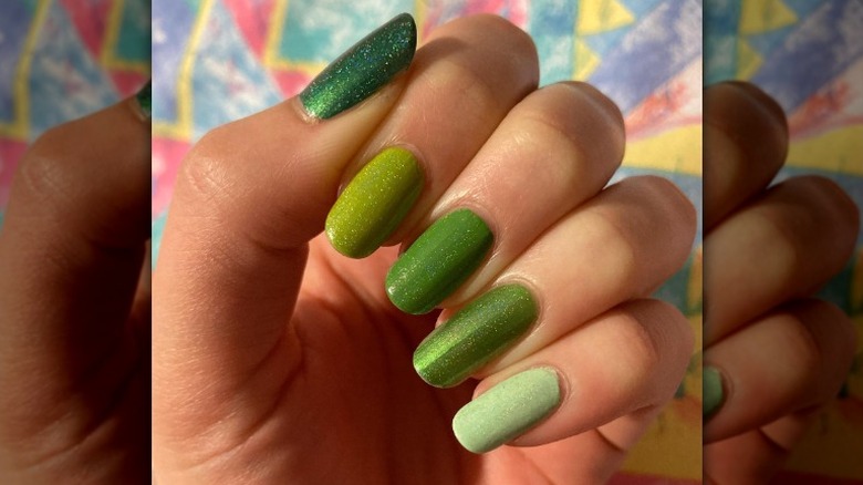 sparkly green fingernails