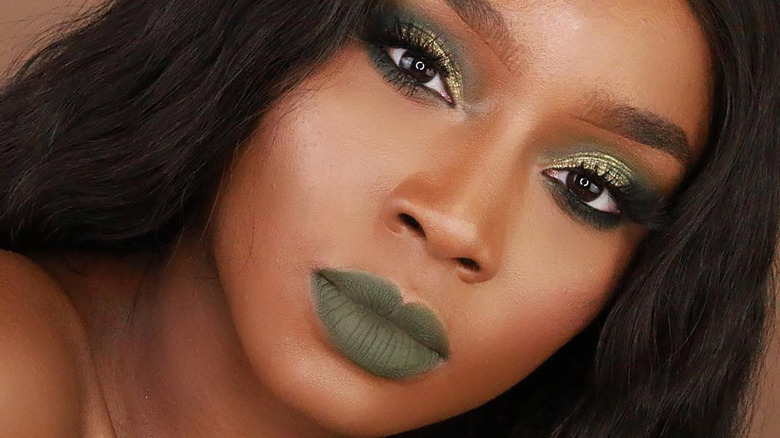 Shimmery gold eyeshadow, green lips