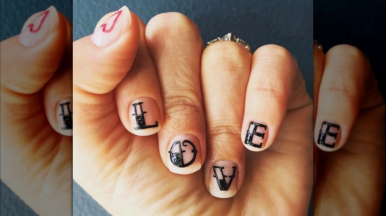 "Love" memo manicure