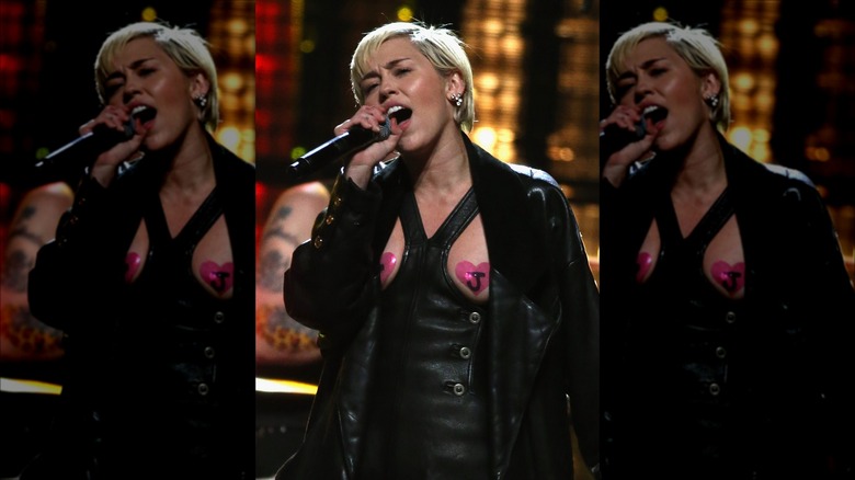 miley cyrus singing at 2015 rock & roll hall of fame