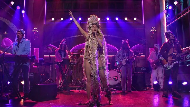 miley cyrus performing on 2015 snl episode