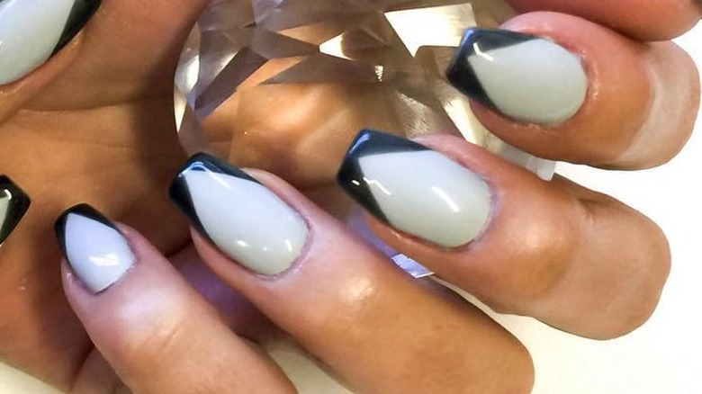 Woman wearing an asymetrical french tip