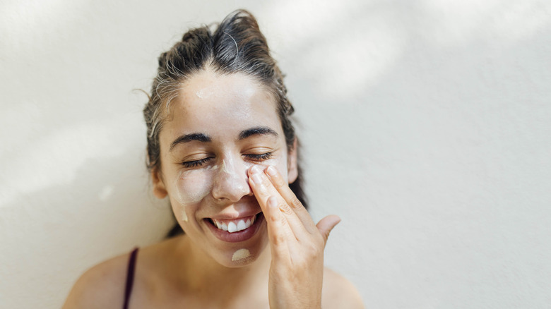 woman applying mechanical SPF