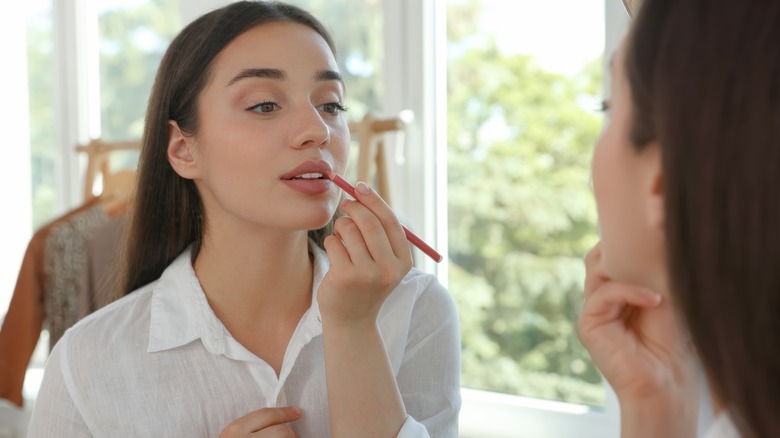 girl applying lip liner