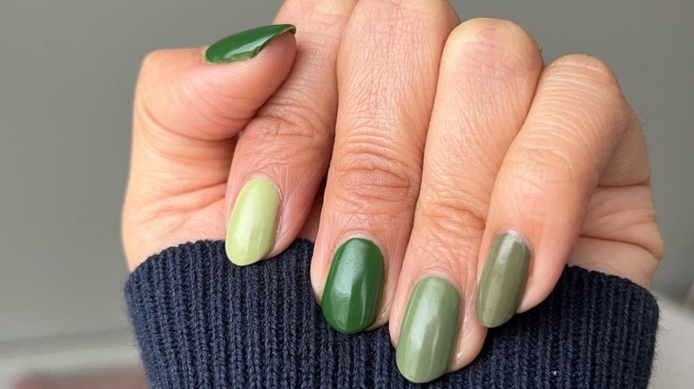 Green nails monochrome manicure