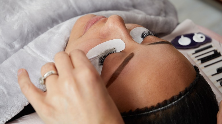 Eyelash extensions application