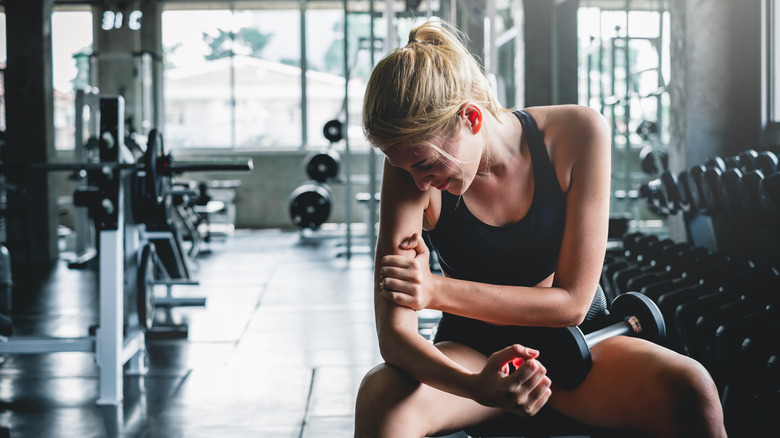 women in pain at gym