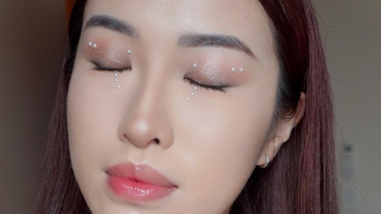 nude sparkly eyeshadow with gems