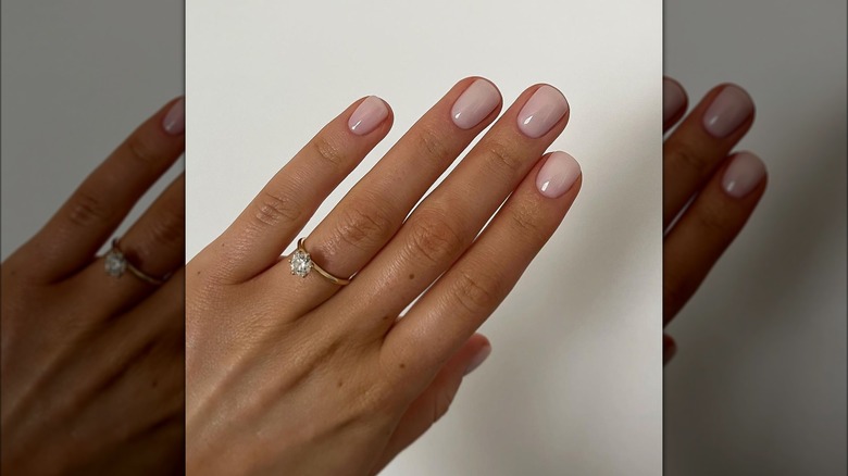 Short pearlescent nude nails 