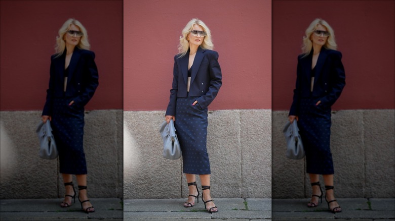 woman wearing navy blue skirt