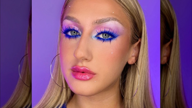 Neon blue eyelashes makeup