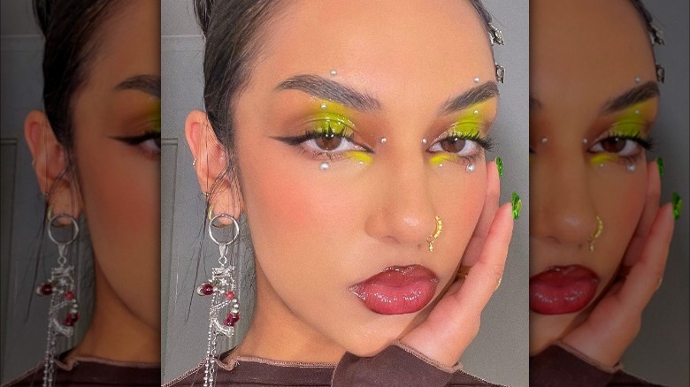 High-gloss neon eyeshadow