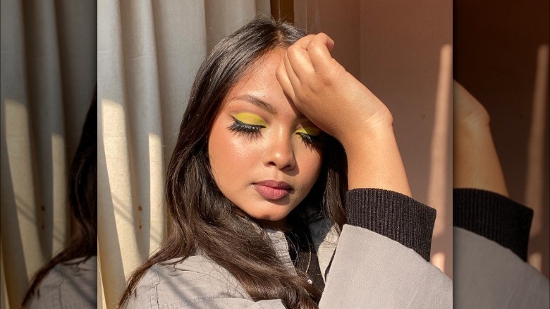 Yellow neon eyeshadow look