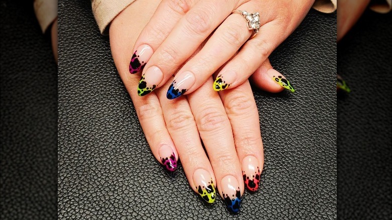 Neon pigment leopard-print tips