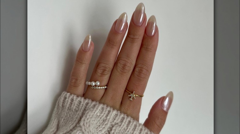 Neutral chrome manicure