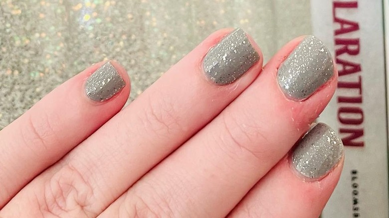 Sparkly gray manicure