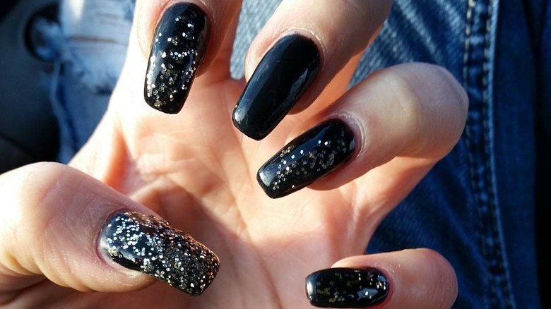 Sparkly black manicure