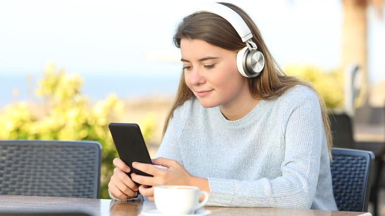 woman llistening to audiobook