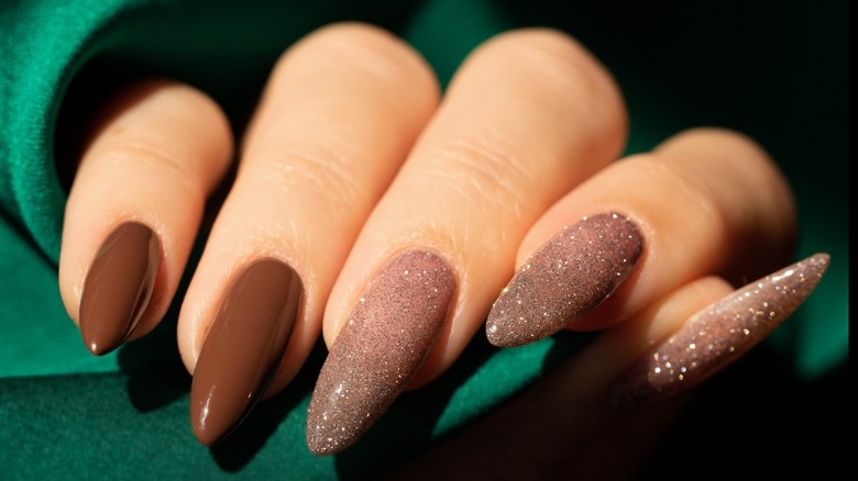 Neutral brown, tan glitter manicure