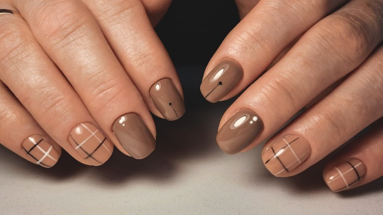 Brown manicure with criss-cross design