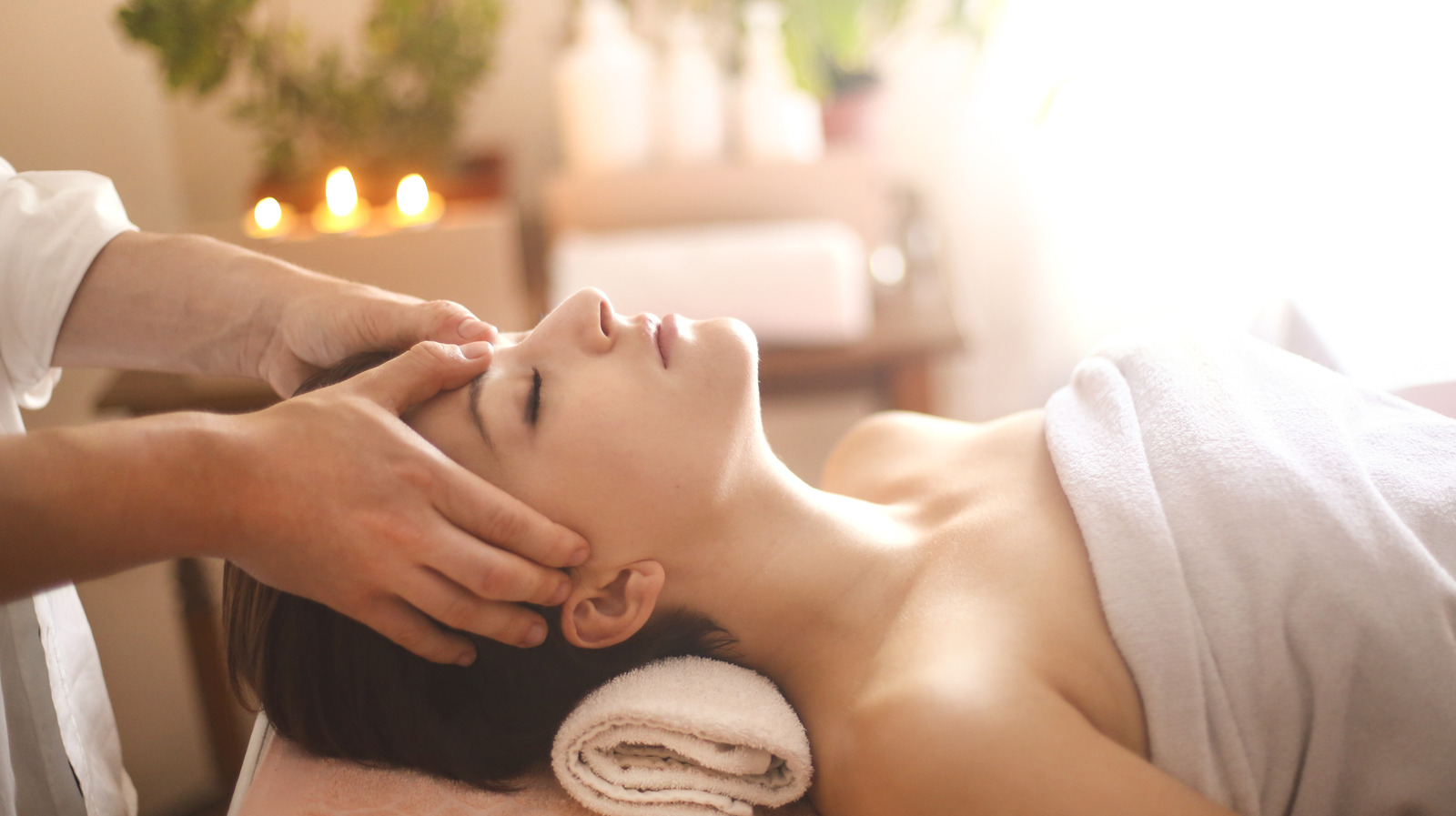 https://www.glam.com/img/gallery/our-best-tips-for-giving-the-ultimate-relaxing-head-massage/l-intro-1684084677.jpg