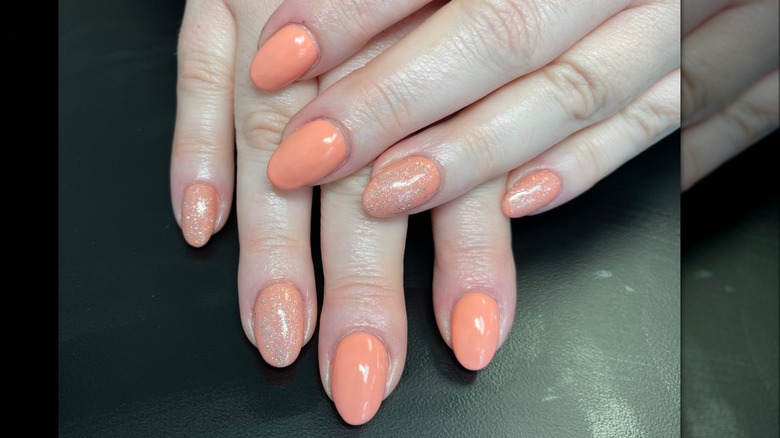Peach sparkly nails manicure design