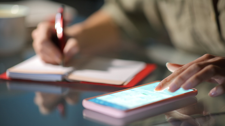 woman organizing calendar agenda