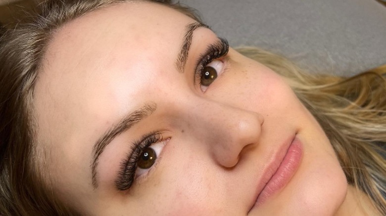 Natural-looking modern '90s brows