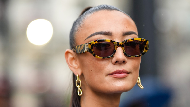 woman with tortoiseshell glasses