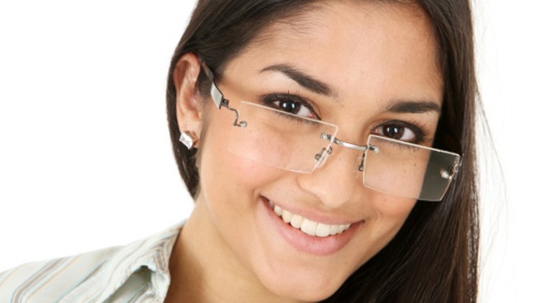 woman wearing frameless glasses