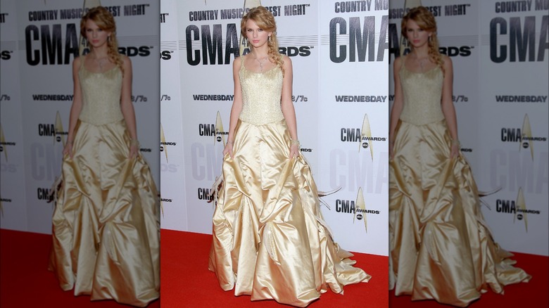 Taylor Swift 2007 CMA yellow dress