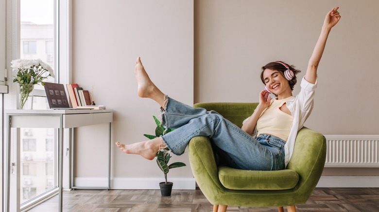 Girl sitting, listening to music