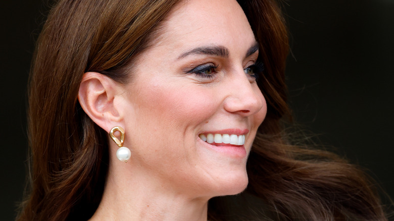 Kate Middleton wearing pearl drop earrings