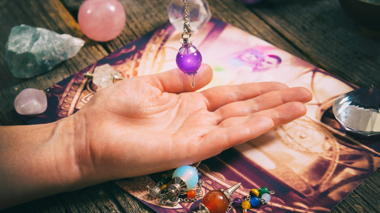 Pendulum with crystals and oracle cards