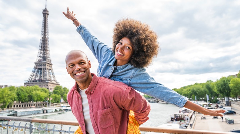 Couple posing in Paris