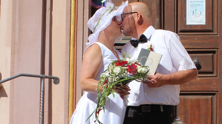 courthouse wedding couple kissing