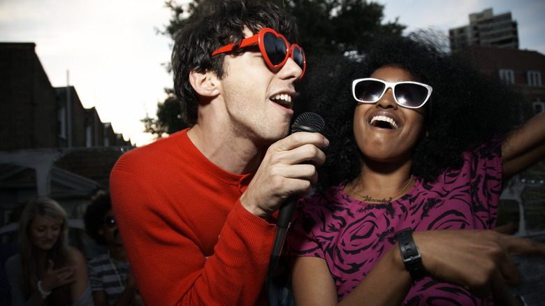 friends singing together