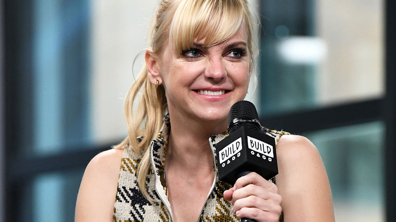 Anna Faris speaking in 2017