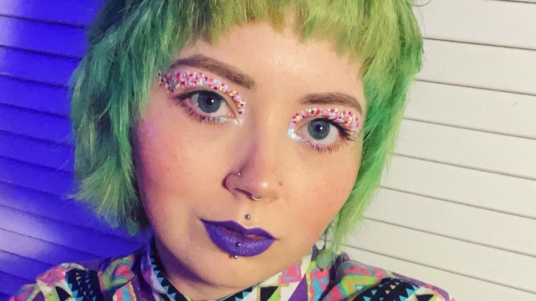 Woman models sprinkle dotted eyeliner 