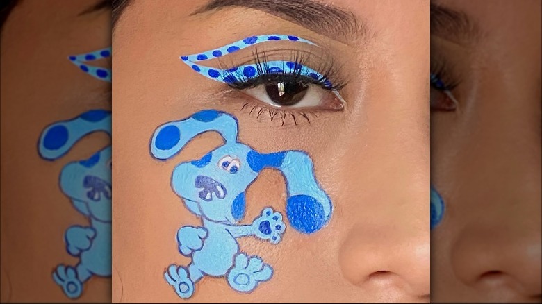 Woman models blue dotted double wing with character drawing 