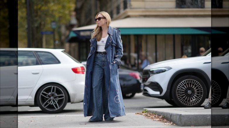 Woman wearing baggy jeans, long coat