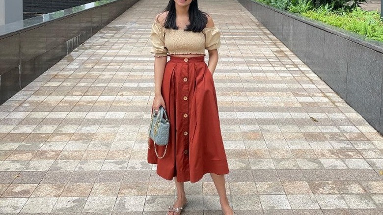 woman wearing a crop top with poplin sleeves and midi skirt