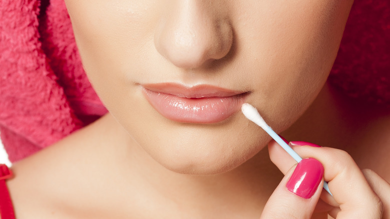 Cotton swab fixing lipliner