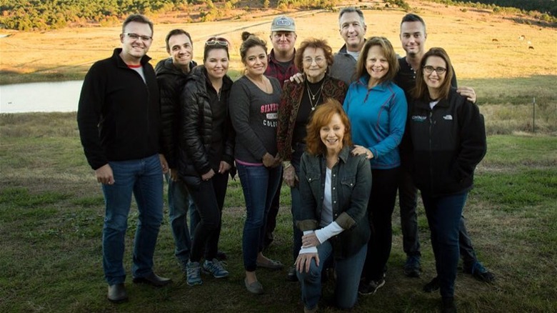 reba mcentire posing with film crew