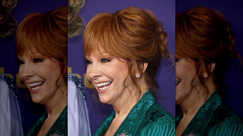 Reba McEntire's 2024 Emmys Wig Has Us Wondering What's Going On With ...