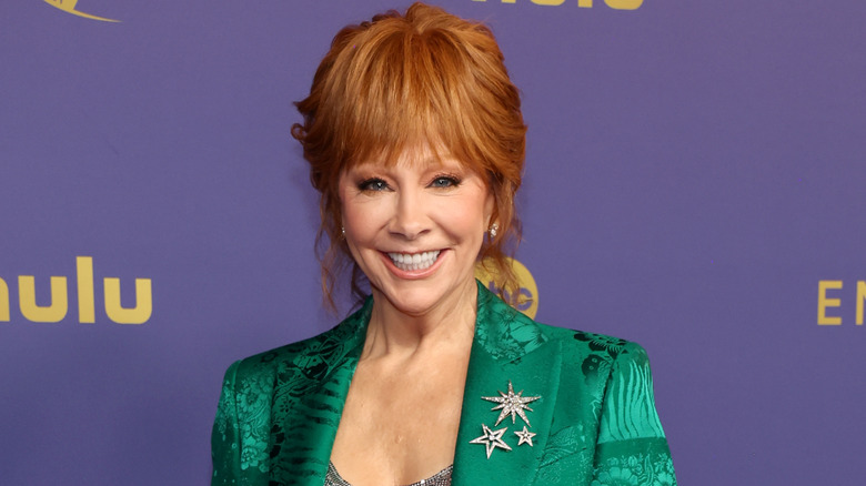 Reba McEntire's 2024 Emmys Wig Has Us Wondering What's Going On With ...