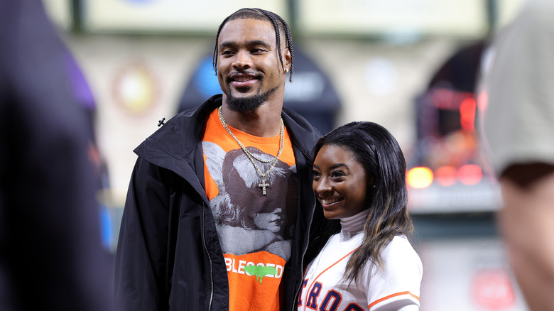 Simone Biles and Jonathan Owens posing