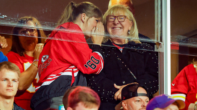 Taylor Swift with Travis Kelce's mom