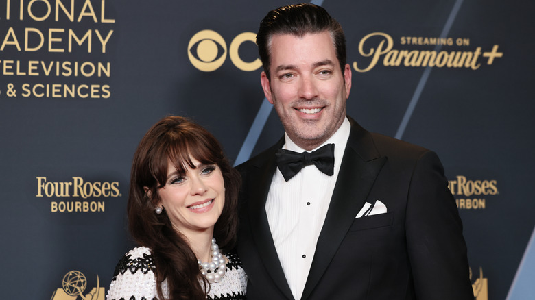 Zooey Deschanel and Jonathan Scott posing for pictures.