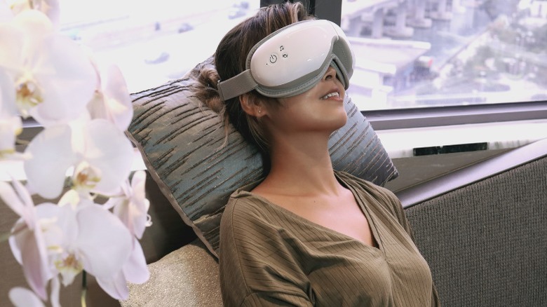 Woman wearing RENPHO's Eyeris eye massager